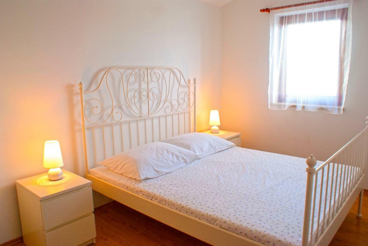 Apartmani Ribarica**** Karlobag Buitenkant foto